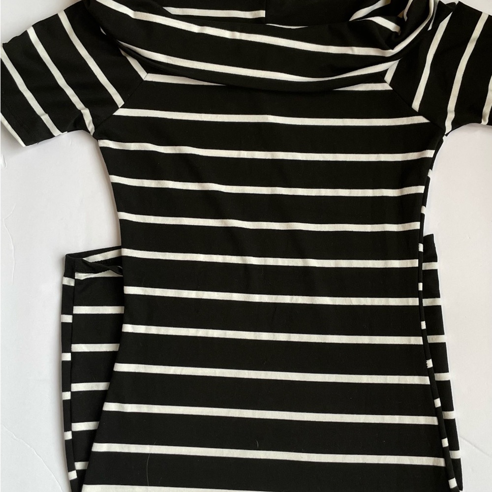 Off-Shoulder Black & White Jersey T-Shirt Dress M